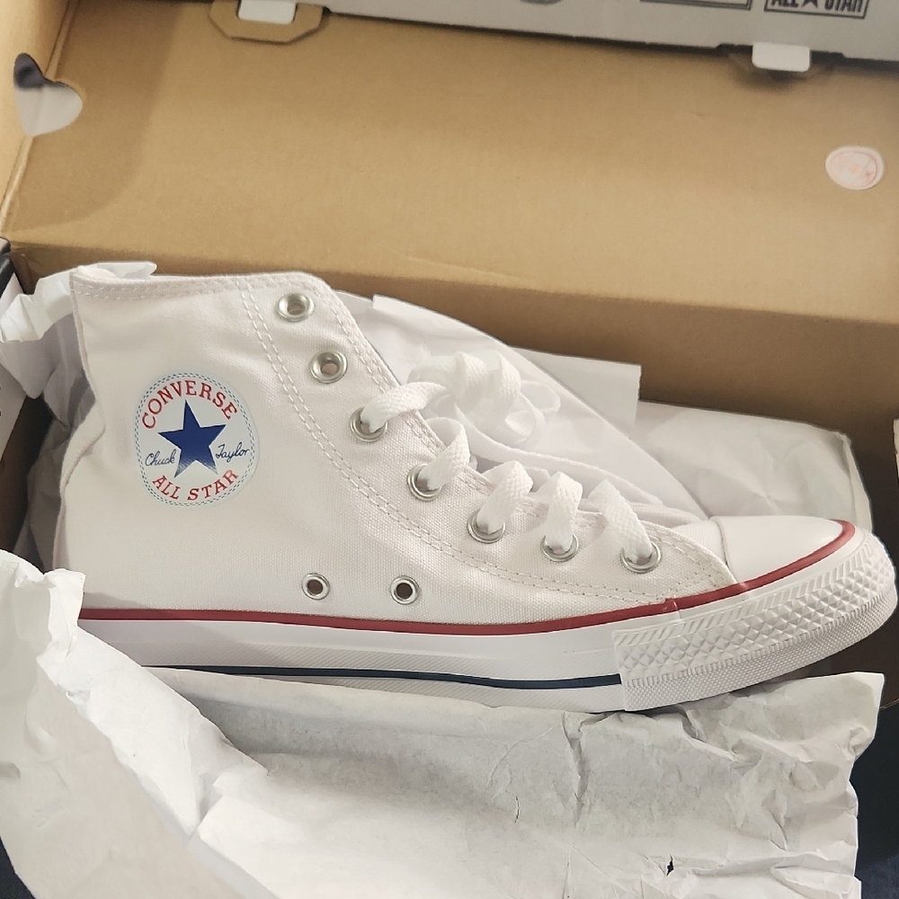 CONVERSE ALL STAR CHUCK TAYLORS LADIES 8, MENS 6